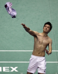 Cai Yun shirtless, throws shirt into audience.