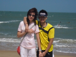 Xie Xingfang with Lin Dan at the beach.